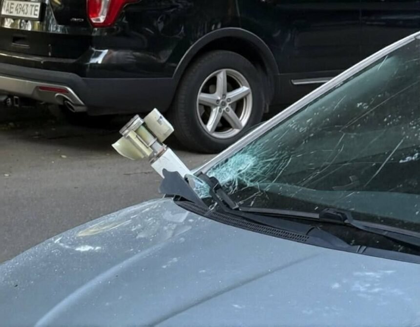 Bagian yang disebut sebagai ekor munisi berpemandu APKWS II terlihat menancap pada kaca depan sebuah mobil di Dnepropetrovsk, Ukraina.