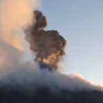 Gunung Ile Lewotolok di Kecamatan Ile Ape, Kabupaten Lembata, Nusa Tenggara Timur, kembali mengalami erupsi pada Minggu pagi, 6 September 2026