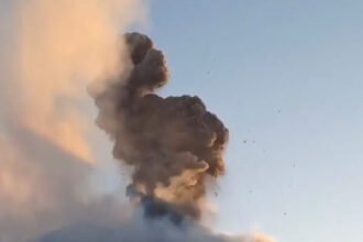 Gunung Ile Lewotolok di Kecamatan Ile Ape, Kabupaten Lembata, Nusa Tenggara Timur, kembali mengalami erupsi pada Minggu pagi, 6 September 2026