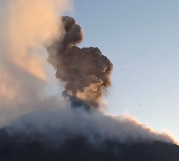 Gunung Ile Lewotolok di Kecamatan Ile Ape, Kabupaten Lembata, Nusa Tenggara Timur, kembali mengalami erupsi pada Minggu pagi, 6 September 2026
