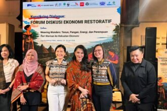 Kiri ke Kanan: Rini Devianti Nasution, Direktur Program Yayasan Penabulu, Chitra Retna S., Pendiri dan Direktur Article 33, Veronica Tan, Wakil Menteri Pemberdayaan Perempuan dan Perlindungan Anak (PPPA), Sherly Tjoanda, Gubernur Maluku Utara, Irene Umar, Wakil Menteri Ekonomi Kreatif, Monica Tanuhandaru, Ketua Yayasan Bambu Lingkungan Lestari/ YBLL.