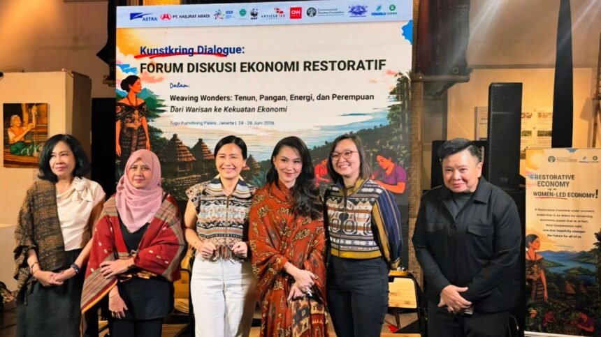 Kiri ke Kanan: Rini Devianti Nasution, Direktur Program Yayasan Penabulu, Chitra Retna S., Pendiri dan Direktur Article 33, Veronica Tan, Wakil Menteri Pemberdayaan Perempuan dan Perlindungan Anak (PPPA), Sherly Tjoanda, Gubernur Maluku Utara, Irene Umar, Wakil Menteri Ekonomi Kreatif, Monica Tanuhandaru, Ketua Yayasan Bambu Lingkungan Lestari/ YBLL.