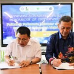 Direktur Poltekpar Makassar Herry Rachmat Widjaja bersama Bupati Majene Andi Achmad Syukri Tammalele dalam penandatanganan kesepakatan kerja sama pengembangan pariwisata, Jumat (30/10/2026).