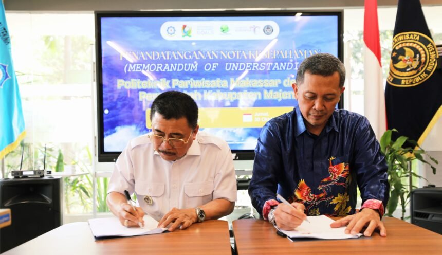 Direktur Poltekpar Makassar Herry Rachmat Widjaja bersama Bupati Majene Andi Achmad Syukri Tammalele dalam penandatanganan kesepakatan kerja sama pengembangan pariwisata, Jumat (30/10/2026).