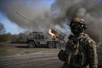 Pasukan Rusia melakukan serangan artileri. (ft/sputnik/ho)