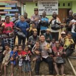 Kebersamaan wujudkan kesejahteraan, Personel jajaran Polres Teluk Bintuni bersama masyarakat di Kampung Air Terjun, Distrik Aroba, Papua Barat. (ft/ho)