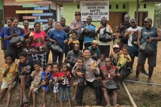 Kebersamaan wujudkan kesejahteraan, Personel jajaran Polres Teluk Bintuni bersama masyarakat di Kampung Air Terjun, Distrik Aroba, Papua Barat. (ft/ho)