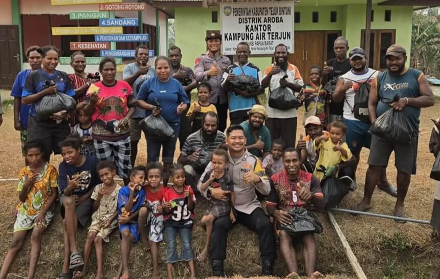 Kebersamaan wujudkan kesejahteraan, Personel jajaran Polres Teluk Bintuni bersama masyarakat di Kampung Air Terjun, Distrik Aroba, Papua Barat. (ft/ho)