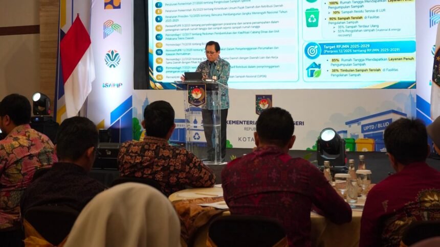 Direktur Jenderal Bina Pembangunan Daerah Kemendagri, Restuardy Daud mendorong pemerintah daerah memperkuat layanan pengelolaan sampah di Bandung, 30 September–2 Oktober 2026. (ft/kemendagri/ho)
