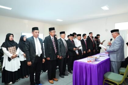 Pengurus IKA UNIMEN 2026-2030 dilantik di Ruang Ujian Kampus I UNIMEN, Jumat (2/10/2026), dorong peran alumni dalam pengembangan kampus. (ft/ho)