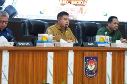 Sekjen Kemendagri Tomsi Tohir memimpin rapat koordinasi pengendalian inflasi daerah di Jakarta, Senin (5/10/2026).