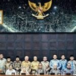 Caption: Anggota Wantimpres RI periode 2026–2029 berfoto bersama usai Rapat Pleno perdana di Jakarta, Kamis (8/10/2026). (ft/ho)