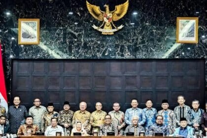 Caption: Anggota Wantimpres RI periode 2026–2029 berfoto bersama usai Rapat Pleno perdana di Jakarta, Kamis (8/10/2026). (ft/ho)