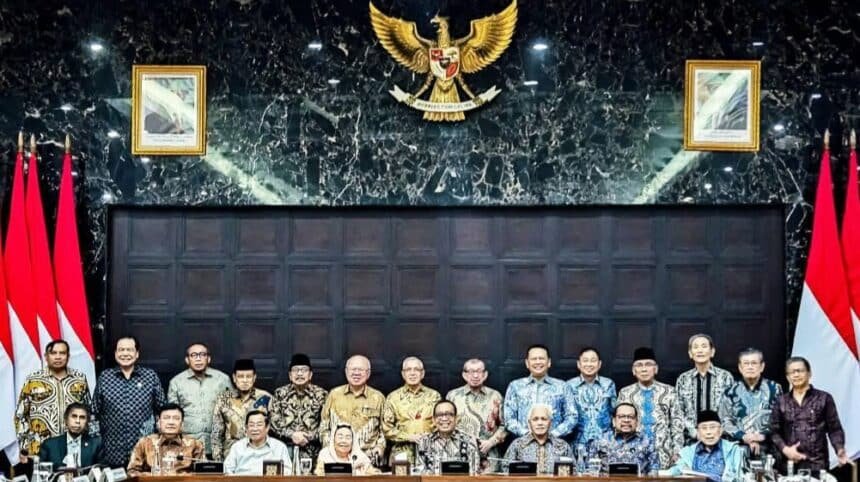 Caption: Anggota Wantimpres RI periode 2026–2029 berfoto bersama usai Rapat Pleno perdana di Jakarta, Kamis (8/10/2026). (ft/ho)