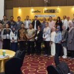 Caption: Peserta Staffinc Industry Executive Forum (SIEF) Hospital & Healthcare 2026 berfoto bersama dalam forum yang membahas kesiapan tenaga kerja, efisiensi operasional, dan pemanfaatan teknologi di sektor kesehatan, Bekasi, 6 Oktober 2026.