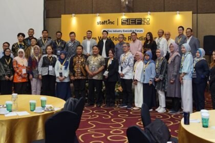 Caption: Peserta Staffinc Industry Executive Forum (SIEF) Hospital & Healthcare 2026 berfoto bersama dalam forum yang membahas kesiapan tenaga kerja, efisiensi operasional, dan pemanfaatan teknologi di sektor kesehatan, Bekasi, 6 Oktober 2026.