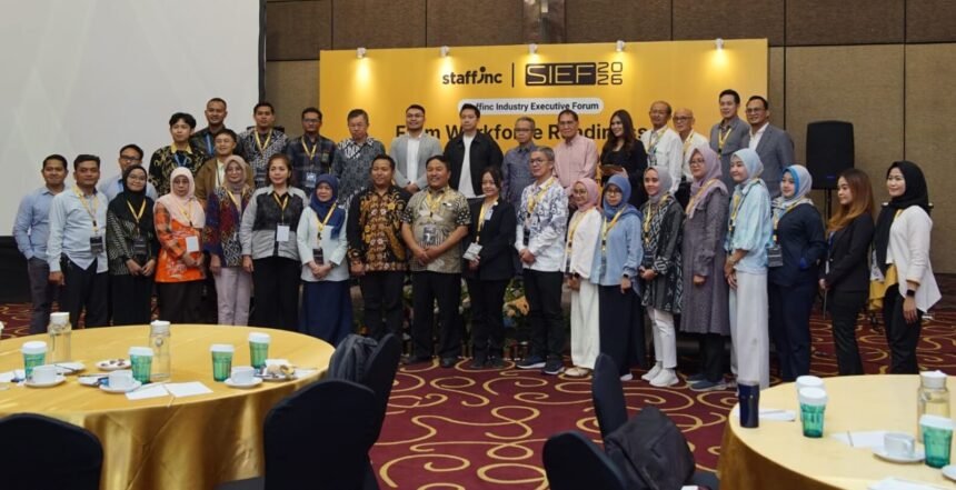 Caption: Peserta Staffinc Industry Executive Forum (SIEF) Hospital & Healthcare 2026 berfoto bersama dalam forum yang membahas kesiapan tenaga kerja, efisiensi operasional, dan pemanfaatan teknologi di sektor kesehatan, Bekasi, 6 Oktober 2026.