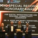 Agus Harimurti Yudhoyono menerima ASOCIO Special Honorary Leadership Award atas kepemimpinannya di bidang infrastruktur digital dan konektivitas regional dalam ASOCIO Digital & AI Summit 2026 di Jakarta.