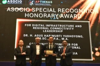 Agus Harimurti Yudhoyono menerima ASOCIO Special Honorary Leadership Award atas kepemimpinannya di bidang infrastruktur digital dan konektivitas regional dalam ASOCIO Digital & AI Summit 2026 di Jakarta.