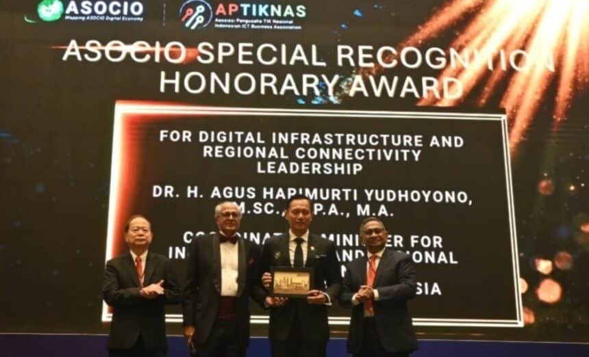 Agus Harimurti Yudhoyono menerima ASOCIO Special Honorary Leadership Award atas kepemimpinannya di bidang infrastruktur digital dan konektivitas regional dalam ASOCIO Digital & AI Summit 2026 di Jakarta.