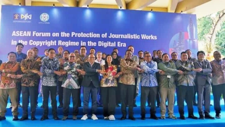 Delegasi dan pemangku kepentingan pers berfoto bersama dalam ASEAN Forum on the Protection of Journalistic Works in the Copyright Regime in the Digital Era di Bali, yang membahas penguatan perlindungan hak cipta karya jurnalistik di era digital.