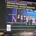 Caption Foto: Ketua Umum APKOMINDO sekaligus Ketua Umum APTIKNAS dan Sekretaris Jenderal PERATIN, Ir. Soegiharto Santoso, S.H., menyampaikan sambutan pada acara pembukaan “The 8th Indonesia 4.0 Conference & Expo 2026” yang diselenggarakan di Hotel Bidakara, Jakarta, (13/10/2026).