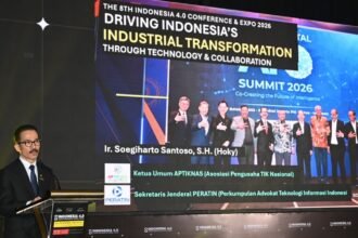 Caption Foto: Ketua Umum APKOMINDO sekaligus Ketua Umum APTIKNAS dan Sekretaris Jenderal PERATIN, Ir. Soegiharto Santoso, S.H., menyampaikan sambutan pada acara pembukaan “The 8th Indonesia 4.0 Conference & Expo 2026” yang diselenggarakan di Hotel Bidakara, Jakarta, (13/10/2026).