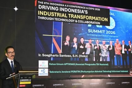 Caption Foto: Ketua Umum APKOMINDO sekaligus Ketua Umum APTIKNAS dan Sekretaris Jenderal PERATIN, Ir. Soegiharto Santoso, S.H., menyampaikan sambutan pada acara pembukaan “The 8th Indonesia 4.0 Conference & Expo 2026” yang diselenggarakan di Hotel Bidakara, Jakarta, (13/10/2026).