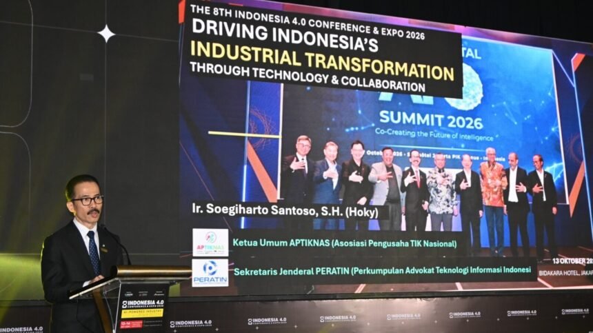 Caption Foto: Ketua Umum APKOMINDO sekaligus Ketua Umum APTIKNAS dan Sekretaris Jenderal PERATIN, Ir. Soegiharto Santoso, S.H., menyampaikan sambutan pada acara pembukaan “The 8th Indonesia 4.0 Conference & Expo 2026” yang diselenggarakan di Hotel Bidakara, Jakarta, (13/10/2026).
