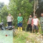 Bhabinkamtibmas, Babinsa, dan masyarakat setempat melakukan pemantauan kawasan hutan lindung di Padang Lambe, Palopo, untuk mengantisipasi kebakaran hutan dan lahan (karhutla).