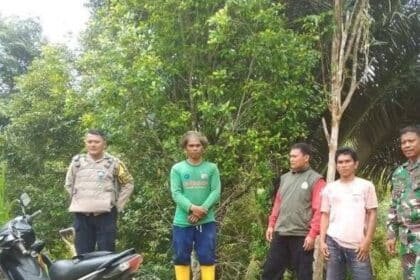 Bhabinkamtibmas, Babinsa, dan masyarakat setempat melakukan pemantauan kawasan hutan lindung di Padang Lambe, Palopo, untuk mengantisipasi kebakaran hutan dan lahan (karhutla).