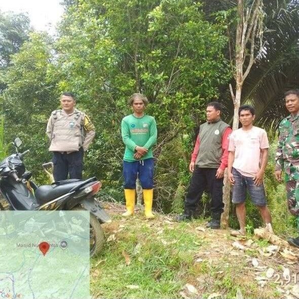 Bhabinkamtibmas, Babinsa, dan masyarakat setempat melakukan pemantauan kawasan hutan lindung di Padang Lambe, Palopo, untuk mengantisipasi kebakaran hutan dan lahan (karhutla).