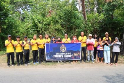 Polres Palopo bersama warga menggelar Green Policing di Tomarundung untuk meningkatkan kepedulian lingkungan dan memperkuat kemitraan polisi dengan masyarakat.