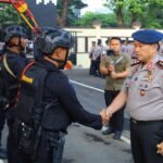 Kapolda Sulawesi Selatan Irjen Pol. M. Awal Chairuddin saat kunjungan kerja ke Mako Batalyon A Pelopor Satbrimob Polda Sulsel yang dirangkaikan dengan apel bersama personel, Kamis (15/10/2026).