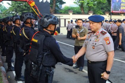 Kapolda Sulawesi Selatan Irjen Pol. M. Awal Chairuddin saat kunjungan kerja ke Mako Batalyon A Pelopor Satbrimob Polda Sulsel yang dirangkaikan dengan apel bersama personel, Kamis (15/10/2026).