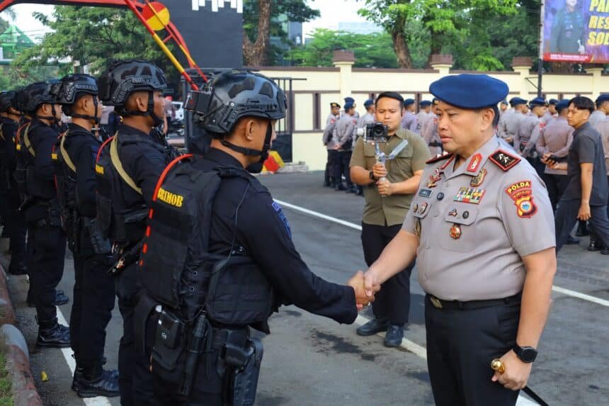 Kapolda Sulawesi Selatan Irjen Pol. M. Awal Chairuddin saat kunjungan kerja ke Mako Batalyon A Pelopor Satbrimob Polda Sulsel yang dirangkaikan dengan apel bersama personel, Kamis (15/10/2026).