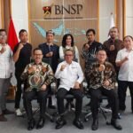 Sertifikasi kompetensi berperan penting dalam menyelaraskan kebutuhan industri dengan kualifikasi tenaga kerja, terutama di tengah perkembangan kecerdasan artifisial, komputasi awan, keamanan siber, dan ekonomi digital.