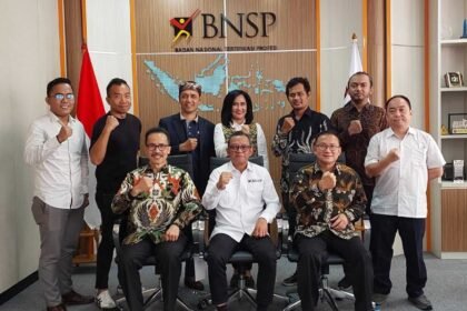 Sertifikasi kompetensi berperan penting dalam menyelaraskan kebutuhan industri dengan kualifikasi tenaga kerja, terutama di tengah perkembangan kecerdasan artifisial, komputasi awan, keamanan siber, dan ekonomi digital.