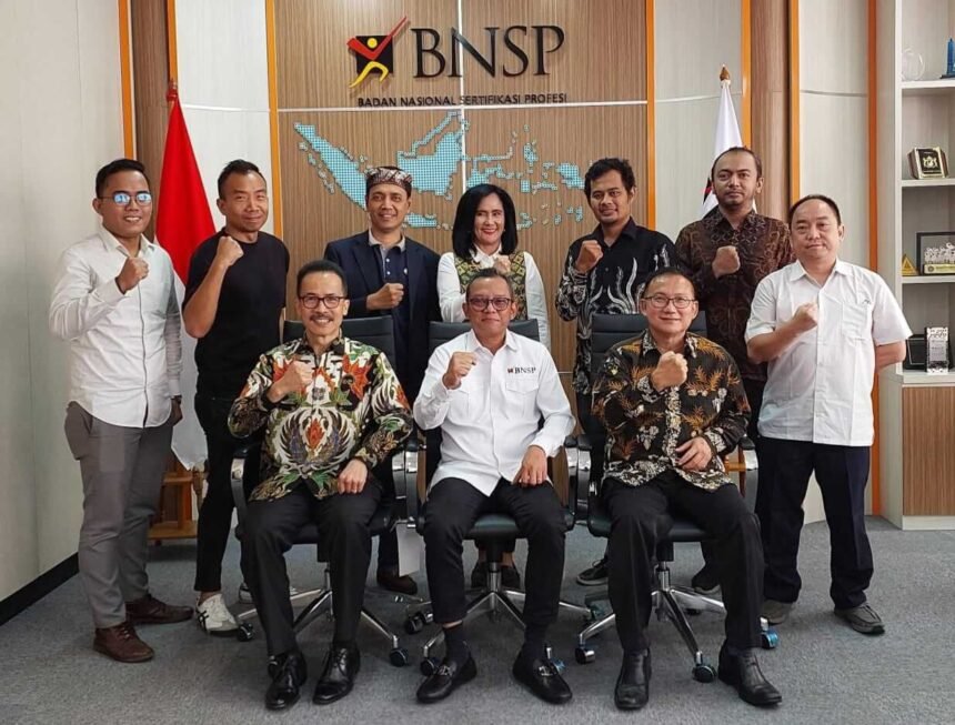 Sertifikasi kompetensi berperan penting dalam menyelaraskan kebutuhan industri dengan kualifikasi tenaga kerja, terutama di tengah perkembangan kecerdasan artifisial, komputasi awan, keamanan siber, dan ekonomi digital.