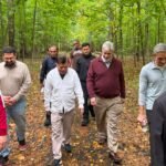 Mantan Wakil Presiden Indonesia Jusuf Kalla berolahraga pagi bersama profesor dan mahasiswa doktoral Northern Illinois University (NIU) di DeKalb, Illinois, Kamis (15/10/2026), di sela rangkaian kuliah dan diskusi akademik mengenai dinamika politik Indonesia.