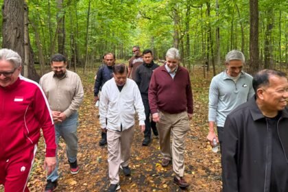Mantan Wakil Presiden Indonesia Jusuf Kalla berolahraga pagi bersama profesor dan mahasiswa doktoral Northern Illinois University (NIU) di DeKalb, Illinois, Kamis (15/10/2026), di sela rangkaian kuliah dan diskusi akademik mengenai dinamika politik Indonesia.
