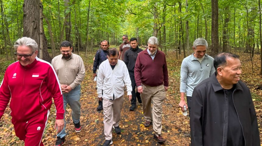 Mantan Wakil Presiden Indonesia Jusuf Kalla berolahraga pagi bersama profesor dan mahasiswa doktoral Northern Illinois University (NIU) di DeKalb, Illinois, Kamis (15/10/2026), di sela rangkaian kuliah dan diskusi akademik mengenai dinamika politik Indonesia.
