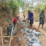 Personel Satgas TMMD dan warga Desa Giriwarno, Kecamatan Girimarto, Kabupaten Wonogiri, Jawa Tengah, bergotong royong, Sabtu (17/10/2026). (ft/ak/ho)
