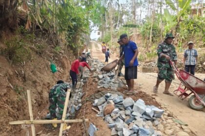 Personel Satgas TMMD dan warga Desa Giriwarno, Kecamatan Girimarto, Kabupaten Wonogiri, Jawa Tengah, bergotong royong, Sabtu (17/10/2026). (ft/ak/ho)