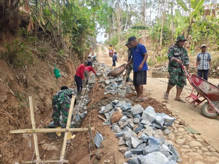 Personel Satgas TMMD dan warga Desa Giriwarno, Kecamatan Girimarto, Kabupaten Wonogiri, Jawa Tengah, bergotong royong, Sabtu (17/10/2026). (ft/ak/ho)