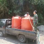 Anggota Koramil 07/Selo Kodim 0724/Boyolali bersama pemuda Karang Taruna Desa Jrakah bantu menyediakan air bersih bagi warga Dukuh Sepi, Kecamatan Selo, Kabupaten Boyolali, Senin (19/10/2026). (ft/ak/ho)