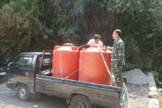 Anggota Koramil 07/Selo Kodim 0724/Boyolali bersama pemuda Karang Taruna Desa Jrakah bantu menyediakan air bersih bagi warga Dukuh Sepi, Kecamatan Selo, Kabupaten Boyolali, Senin (19/10/2026). (ft/ak/ho)