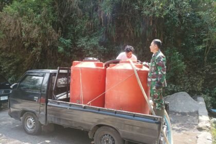 Anggota Koramil 07/Selo Kodim 0724/Boyolali bersama pemuda Karang Taruna Desa Jrakah bantu menyediakan air bersih bagi warga Dukuh Sepi, Kecamatan Selo, Kabupaten Boyolali, Senin (19/10/2026). (ft/ak/ho)
