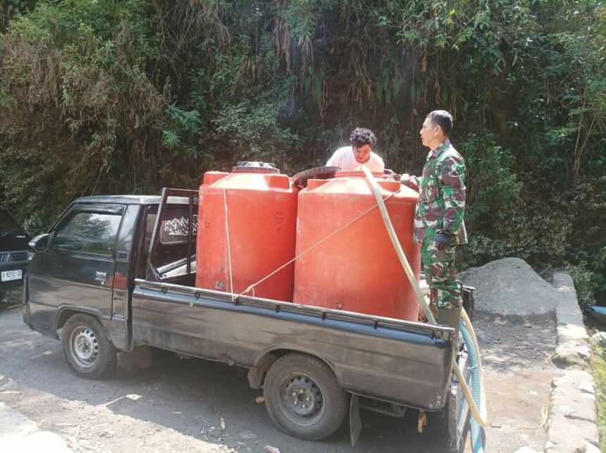 Anggota Koramil 07/Selo Kodim 0724/Boyolali bersama pemuda Karang Taruna Desa Jrakah bantu menyediakan air bersih bagi warga Dukuh Sepi, Kecamatan Selo, Kabupaten Boyolali, Senin (19/10/2026). (ft/ak/ho)