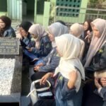 IPNU-IPPNU Makassar memperingati Hari Santri melalui kegiatan ziarah makam ulama. (ft/ho)